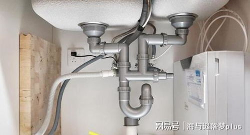 瓦工大意了,洗漱盆下水管裝了地漏不能移,以后排水往外溢咋辦